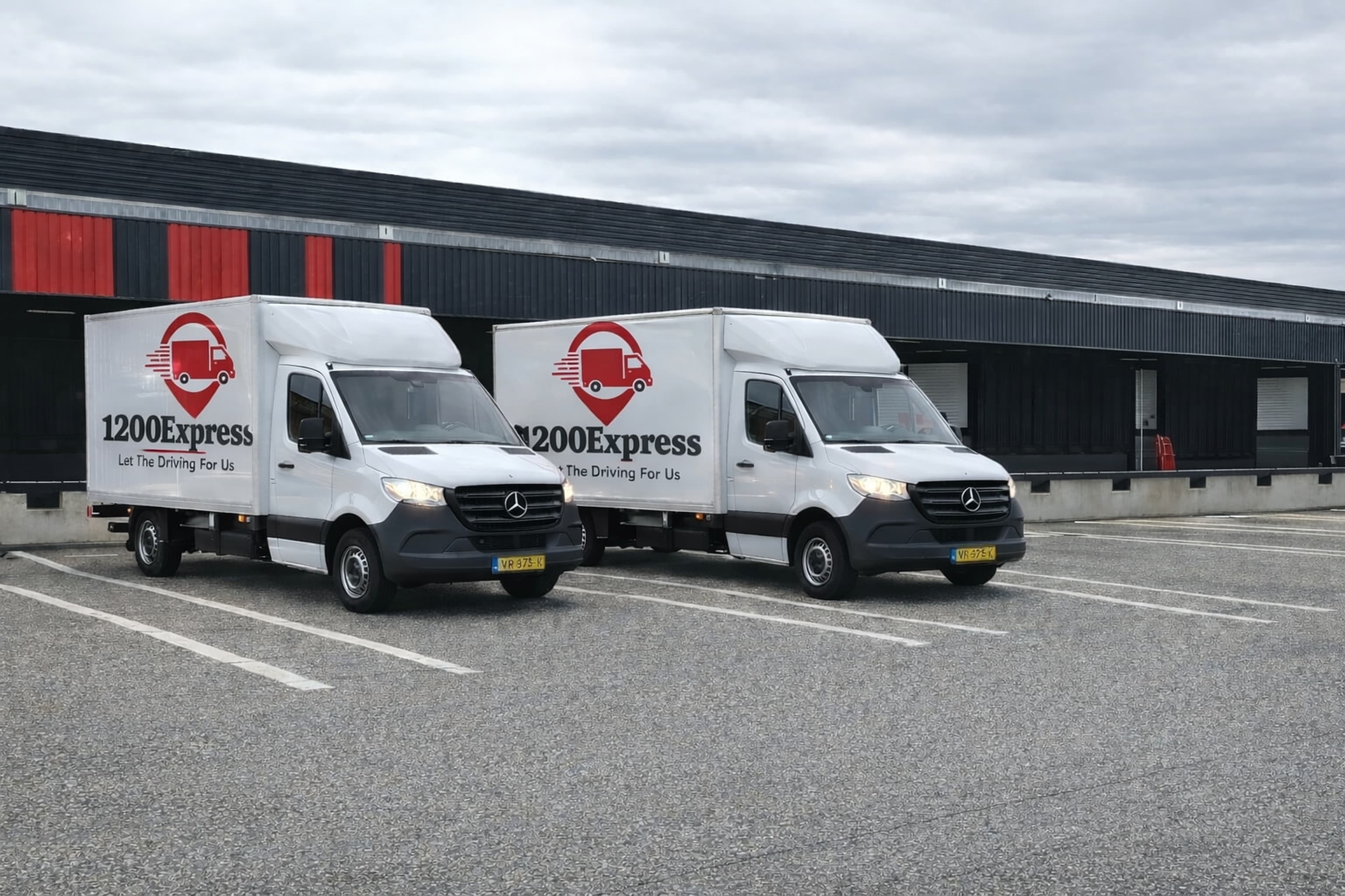 Bestelwagens bij het magazijn